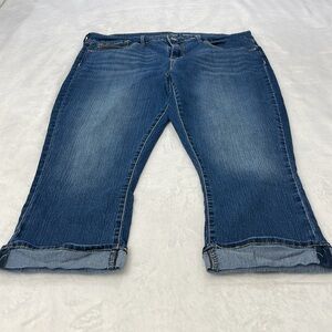 Levis, Signature Women's Blue Denim Capris SIZE 18